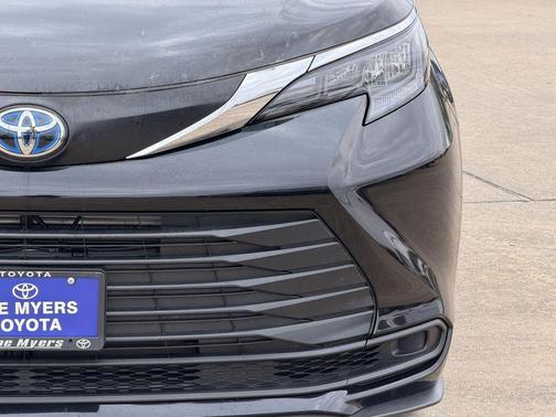Midnight Black Metallic 2025 Toyota Sienna LE