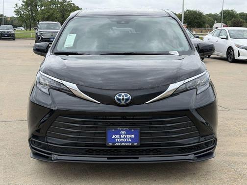 Midnight Black Metallic 2025 Toyota Sienna LE