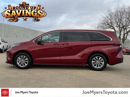 2025 Toyota Sienna LE