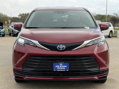 2025 Toyota Sienna LE