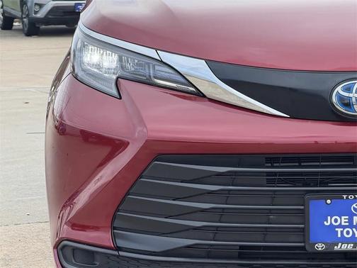 2025 Toyota Sienna LE