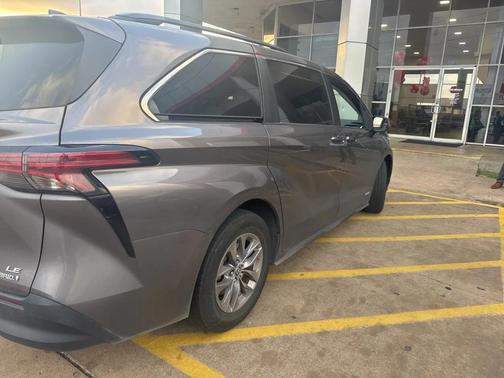 2021 Toyota Sienna LE