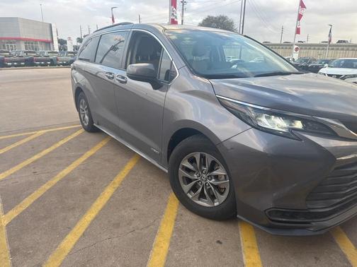 2021 Toyota Sienna LE