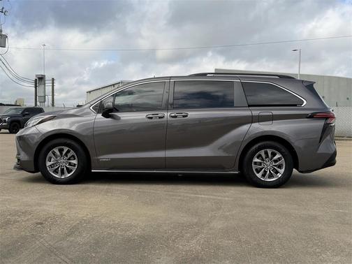 2021 Toyota Sienna LE