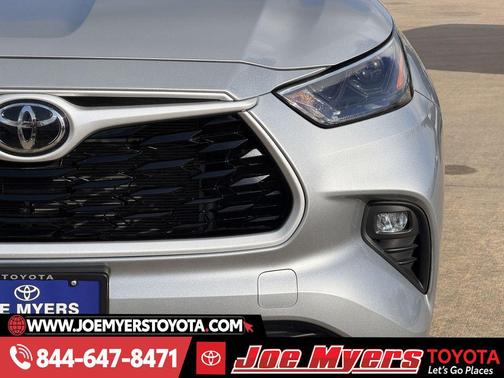 Celestial Silver Metallic 2025 Toyota Highlander LE
