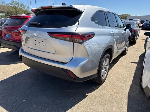 Celestial Silver Metallic 2025 Toyota Highlander LE