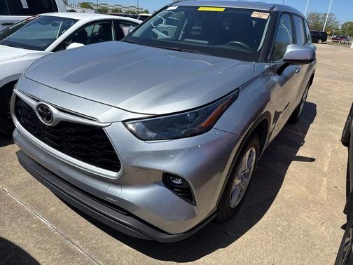 Celestial Silver Metallic 2025 Toyota Highlander LE