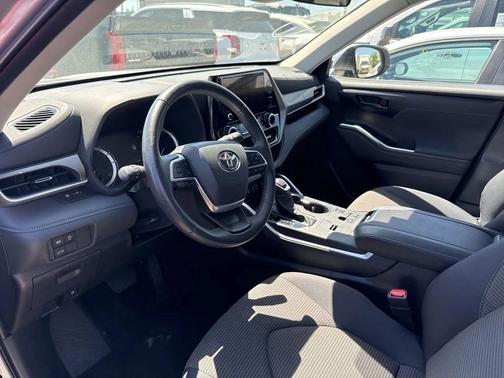 Celestial Silver Metallic 2025 Toyota Highlander LE