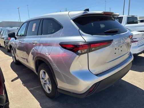 Celestial Silver Metallic 2025 Toyota Highlander LE