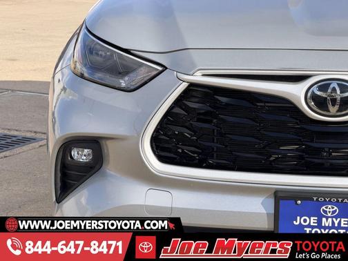 Celestial Silver Metallic 2025 Toyota Highlander LE