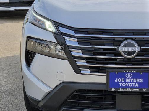 Brilliant Silver Metallic 2025 Nissan Rogue SV