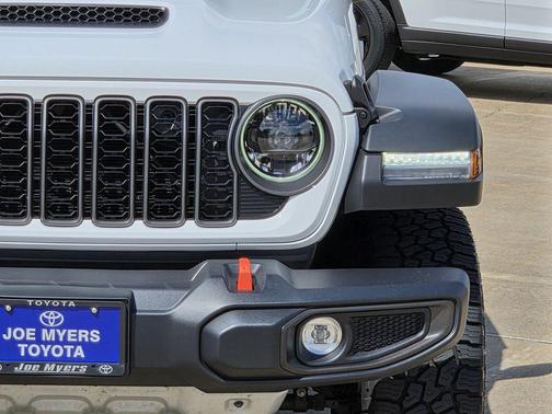 Bright White Clearcoat 2026 Jeep Gladiator Mojave 4x4