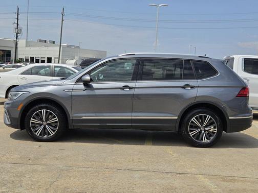 Deep Black Pearl 2024 Volkswagen Tiguan 2.0T Wolfsburg Edition