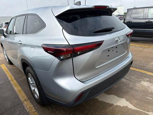 Celestial Silver Metallic 2024 Toyota Highlander LE