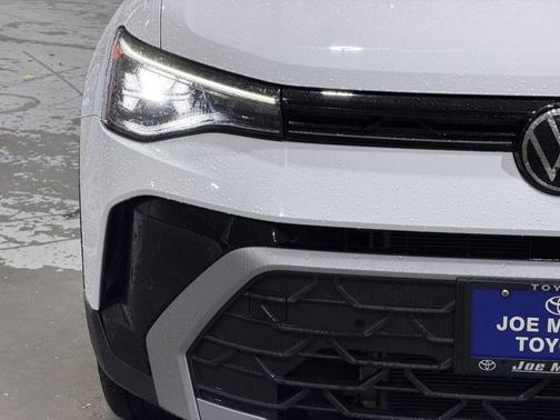 Pure White 2025 Volkswagen Taos 1.5T SE