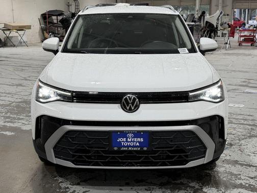 Pure White 2025 Volkswagen Taos 1.5T SE