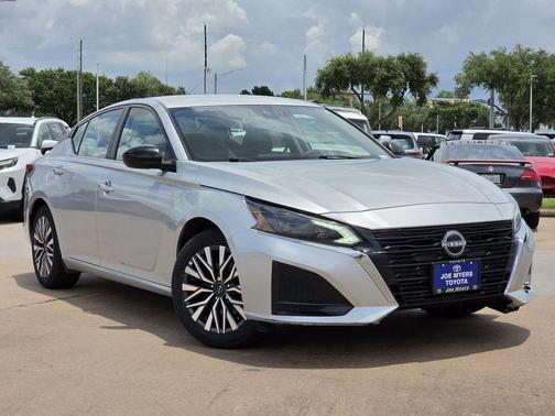 Brilliant Silver Metallic 2024 Nissan Altima 2.5 SV