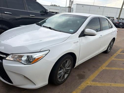 Super White 2015 Toyota Camry Hybrid SE