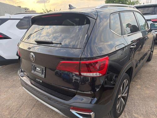 Deep Black Pearl 2024 Volkswagen Taos 1.5T SE