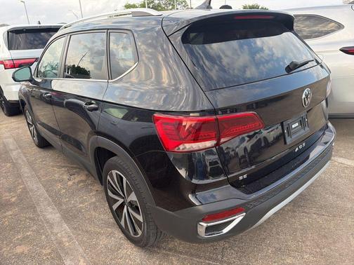 Deep Black Pearl 2024 Volkswagen Taos 1.5T SE