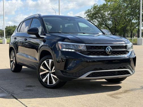 Deep Black Pearl 2024 Volkswagen Taos 1.5T SE