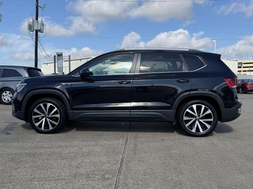 Deep Black Pearl 2024 Volkswagen Taos 1.5T SE