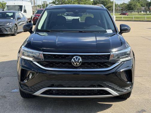 Deep Black Pearl 2024 Volkswagen Taos 1.5T SE