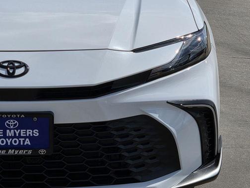 Ice Cap 2026 Toyota Camry SE