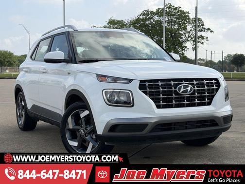 Lunar White 2025 Hyundai VENUE SEL