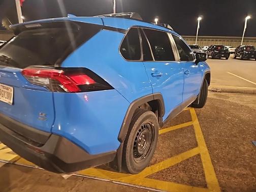 2020 Toyota RAV4 LE