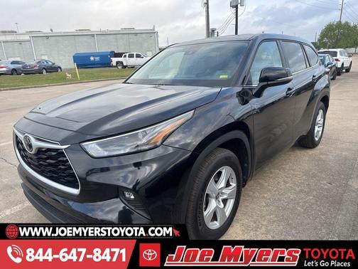 Midnight Black Metallic 2025 Toyota Highlander LE