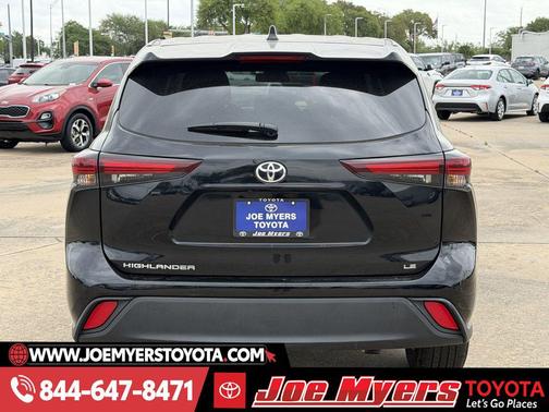 Midnight Black Metallic 2025 Toyota Highlander LE