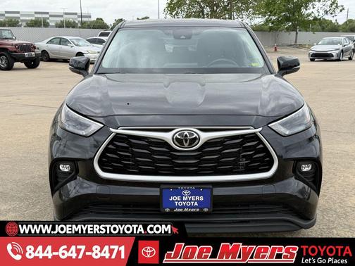 Midnight Black Metallic 2025 Toyota Highlander LE