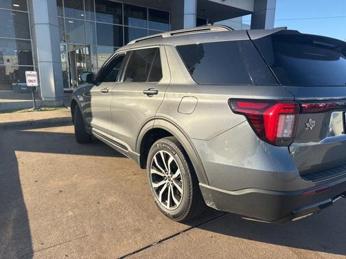 Carbonized Gray Metallic 2025 Ford Explorer ST-Line