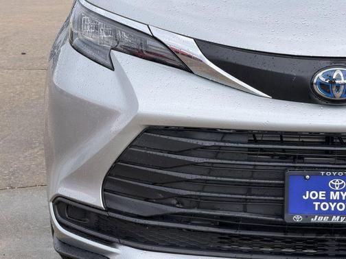 Celestial Silver Metallic 2025 Toyota Sienna LE