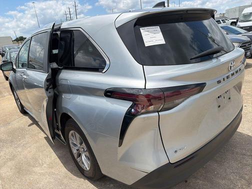 Celestial Silver Metallic 2025 Toyota Sienna LE