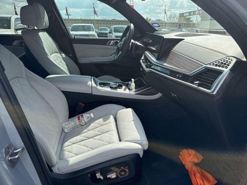 Brooklyn Grey Metallic 2024 BMW X7 xDrive40i