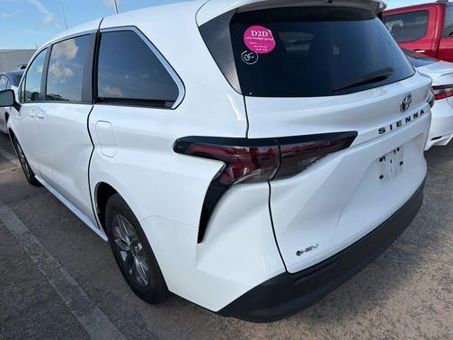 Ice 2025 Toyota Sienna LE
