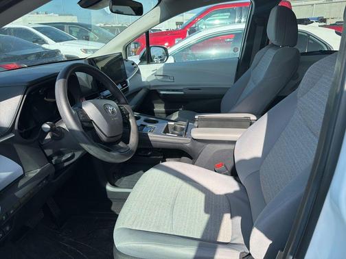 Ice 2025 Toyota Sienna LE