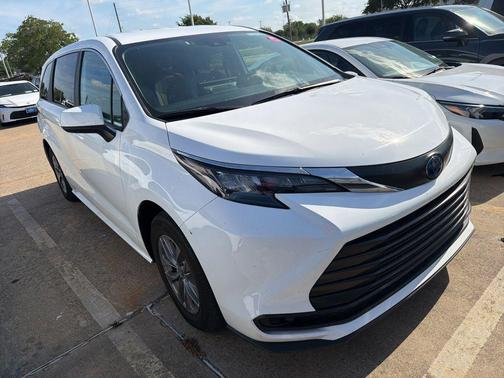 Ice 2025 Toyota Sienna LE