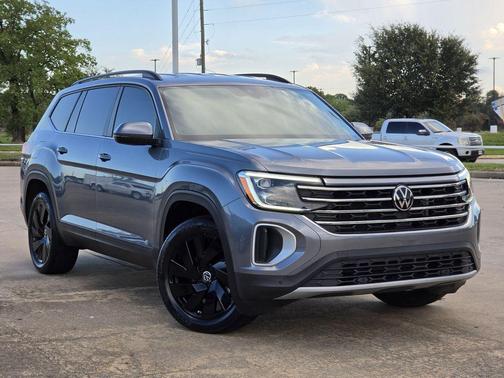 Platinum Gray Metallic 2024 Volkswagen Atlas 2.0T SE w/Technology