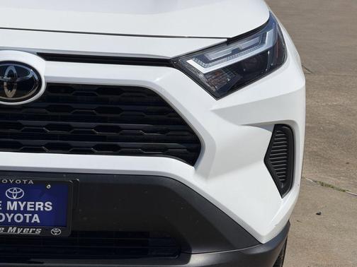 Ice 2025 Toyota RAV4 LE