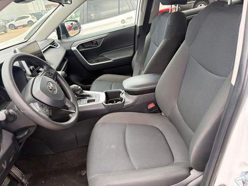 Ice 2025 Toyota RAV4 LE