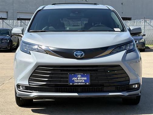 2024 Toyota Sienna Woodland Edition