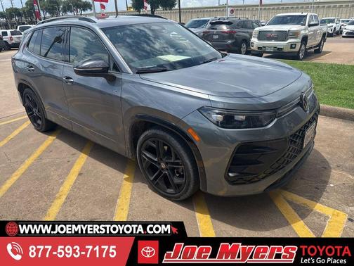 Platinum Gray Metallic 2025 Volkswagen Tiguan 2.0T SE R-Line Black