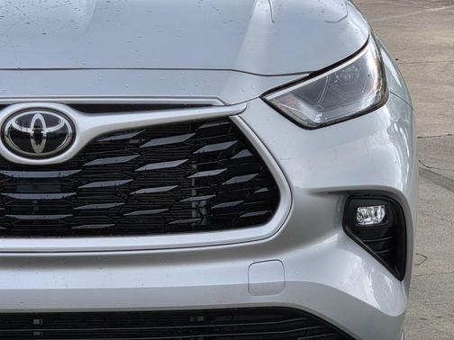 Celestial Silver Metallic 2025 Toyota Highlander LE