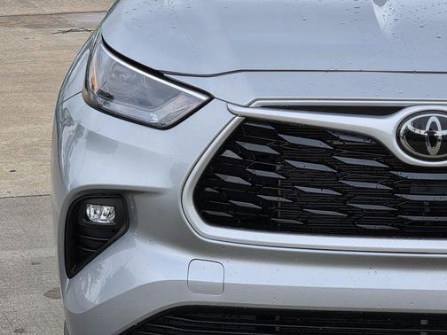 Celestial Silver Metallic 2025 Toyota Highlander LE