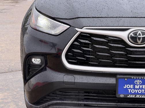 Midnight Black Metallic 2024 Toyota Highlander LE
