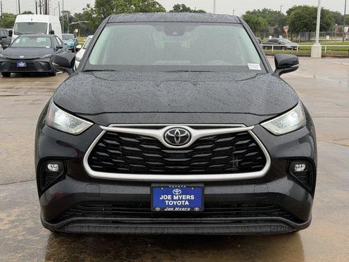 Midnight Black Metallic 2024 Toyota Highlander LE