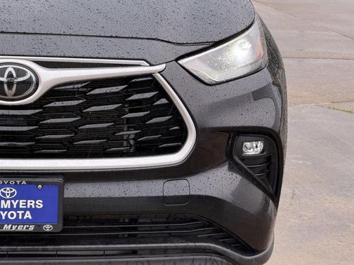 Midnight Black Metallic 2024 Toyota Highlander LE